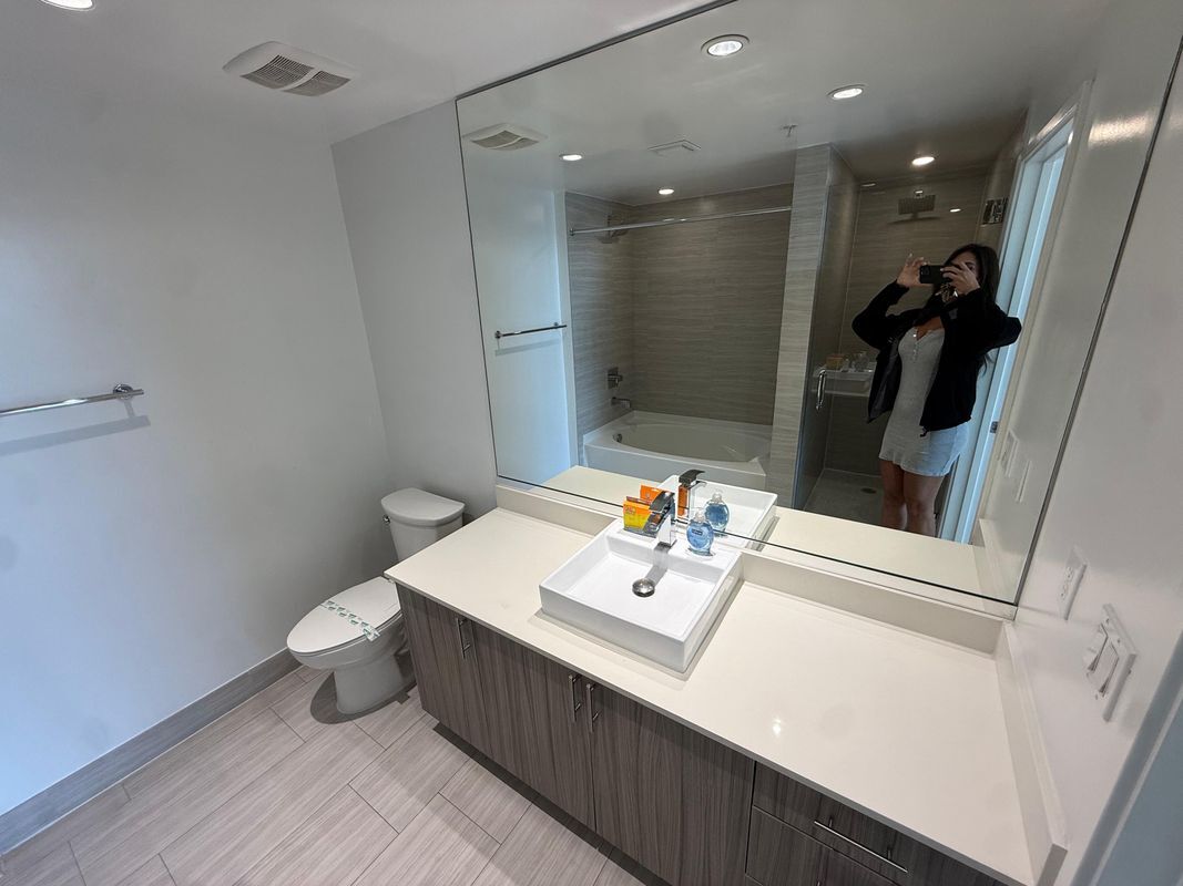 Building Photo - 551 NE 39th St