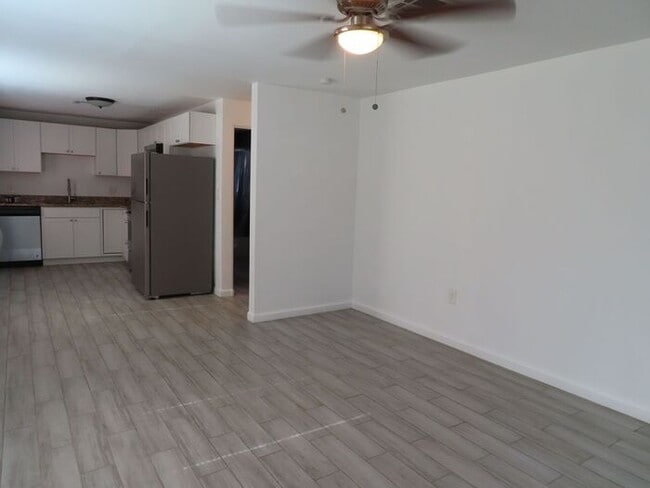 Building Photo - Newly Remodeled 2 Bedroom 1 Bath Condo