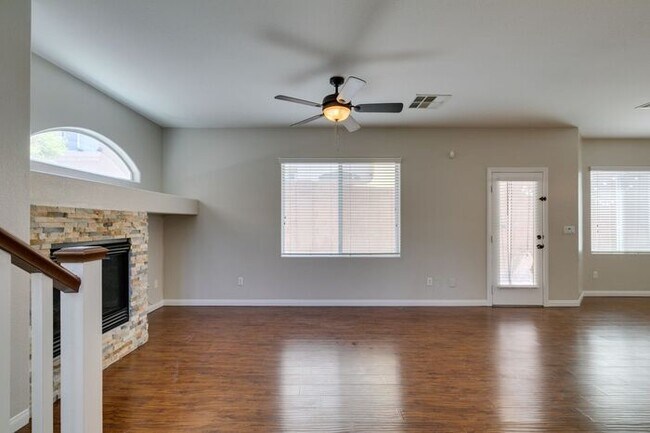 Building Photo - Beautiful 3 Bed / 3 Bath Home in Skyridge Community