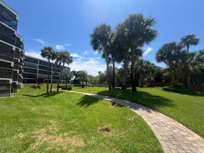 Building Photo - BEAUTIFUL and Renovated Riverfront Furnish...