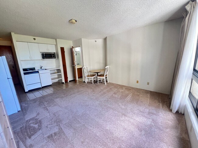 Building Photo - Liliuokalani Gardens studio with 1 parking