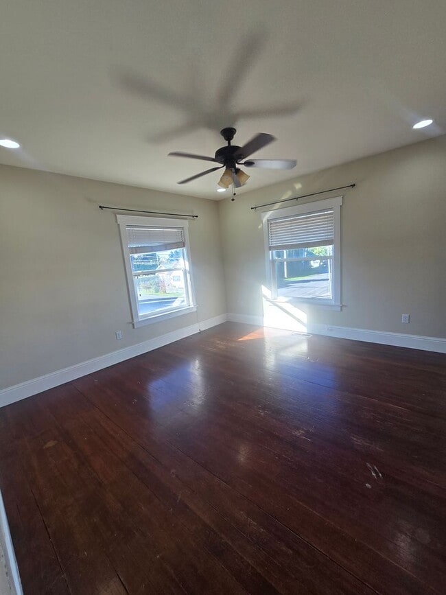 Building Photo - Spacious 5 Bedroom Home in Burlington - Available for Rent