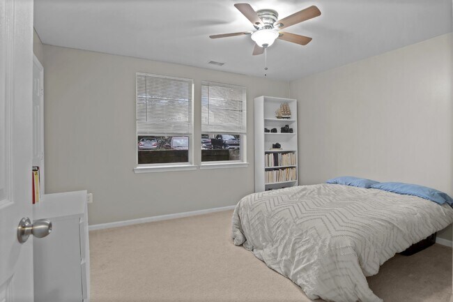 Building Photo - Comfortable, convenient, and well located Ashburn condo.