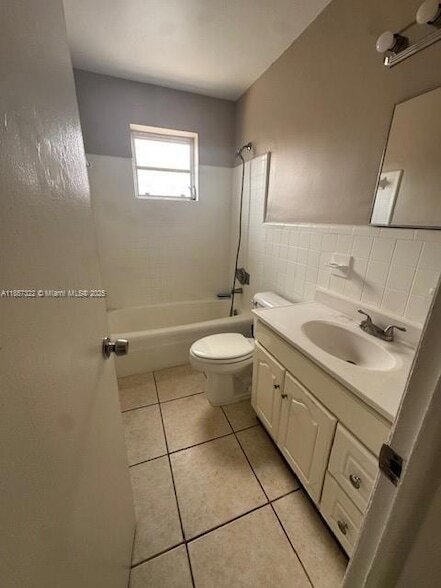 Building Photo - 893 NE 39th St