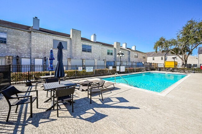 Building Photo - 338 Wilcrest Dr