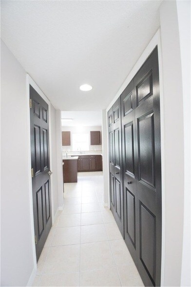 Building Photo - 203 Stony Point Dr