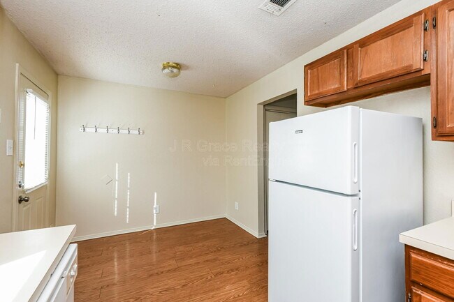 Building Photo - 5919 Shadydell Dr