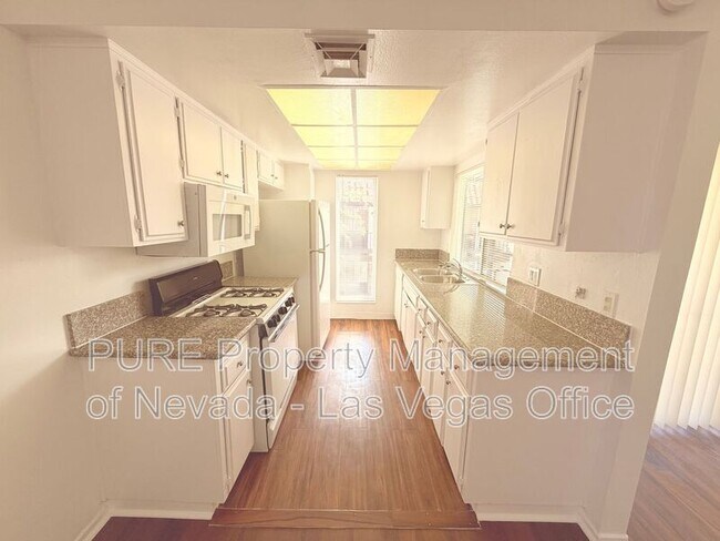 Building Photo - 1405 E Vegas Valley Dr