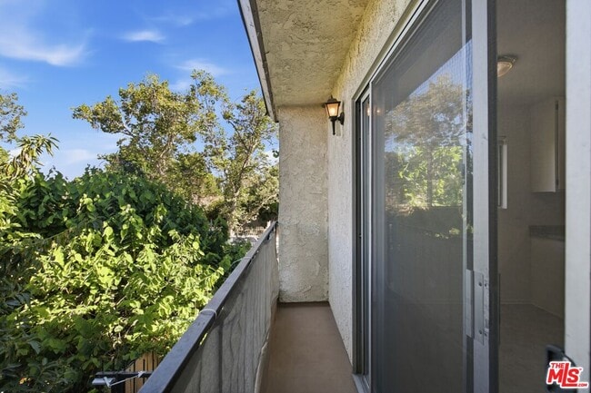 Building Photo - 14551 Vose St