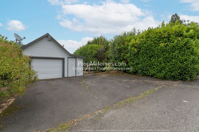 Building Photo - Beautiful Three Bedroom Home in the Heart of Oregon City!