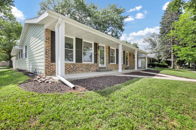 Building Photo - 834 Harding Ave