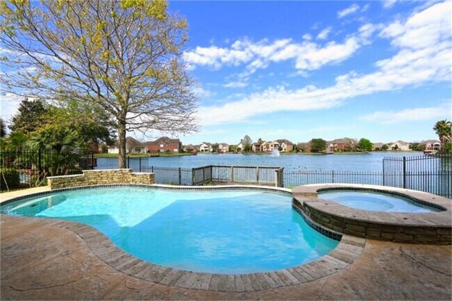 Building Photo - 6010 Stratford Gardens Dr