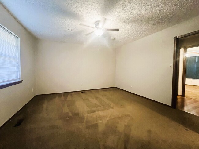 Building Photo - Norman. 3 bed, 2bath, 2 car garage with storm shelter