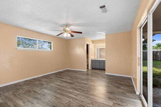 Building Photo - Charming 3-Bedroom, 3-Bathroom Home with S...