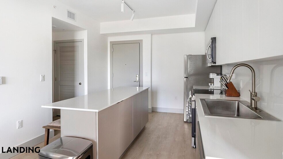 Building Photo - 1155 NE 126th St