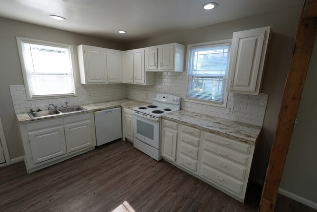 Building Photo - 405 S 60th W Ave