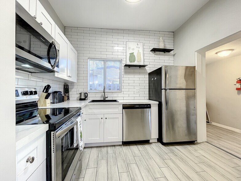 Kitchen - 1500 Davie Blvd
