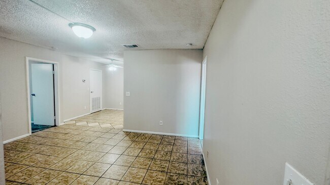 Building Photo - MOVE IN SPECIAL! Updated 2 Bed/2 Bath Cond...