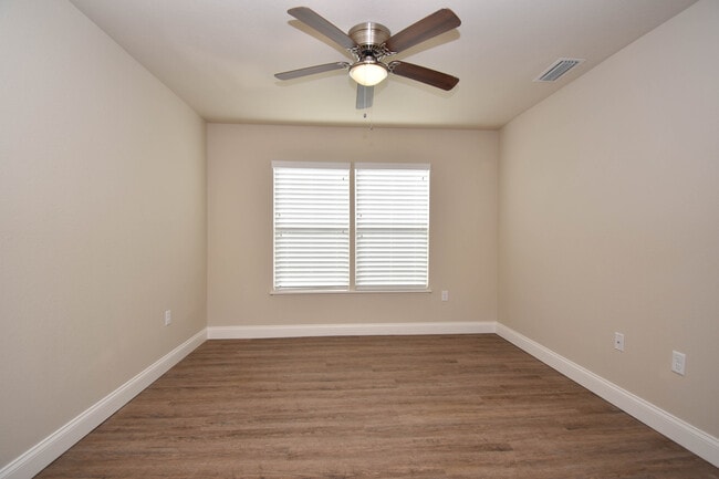 Building Photo - 2600 SW 35th Pl