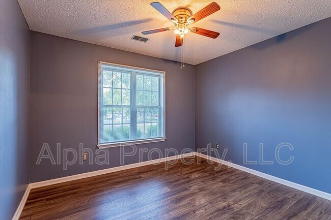 Building Photo - 423 Golden Leaf Ln