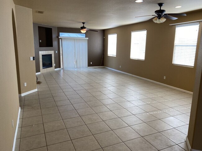 Building Photo - Newer 3 Bed, 2 Bath with HUGE Kitchen and ...