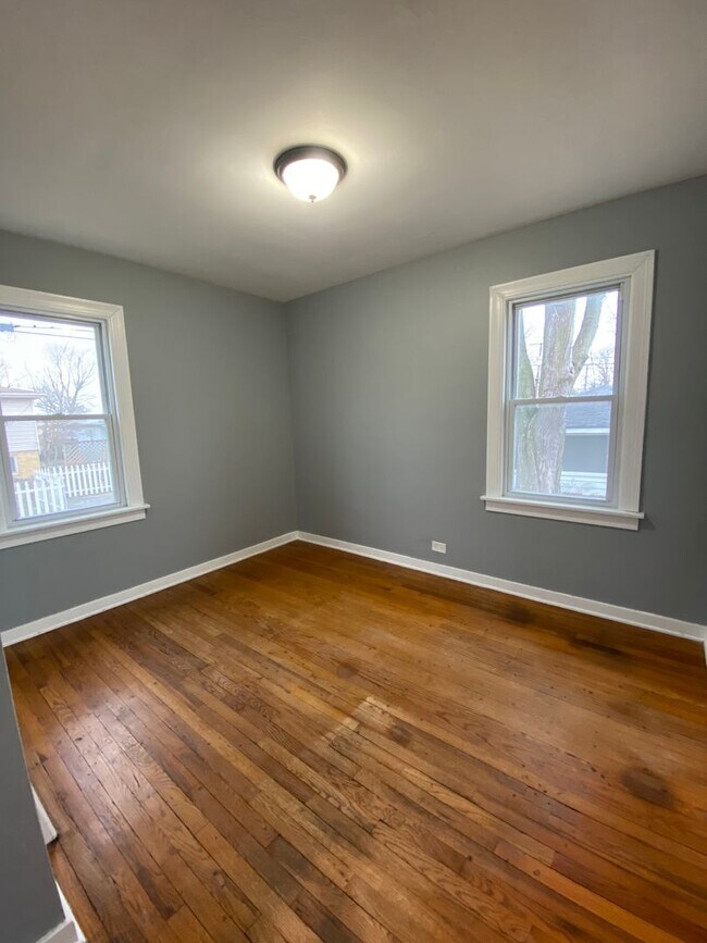 Building Photo - HOUSE FOR RENT IN LANSING !!