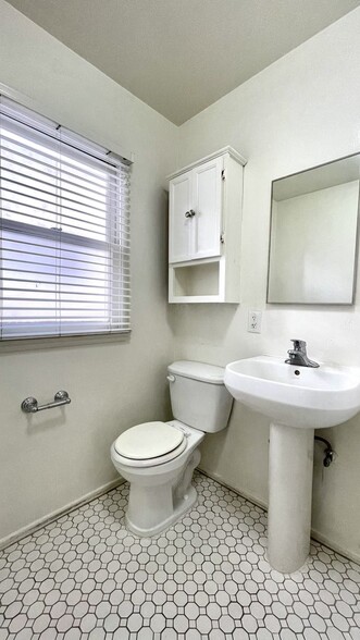 Building Photo - 14830 Dickens St