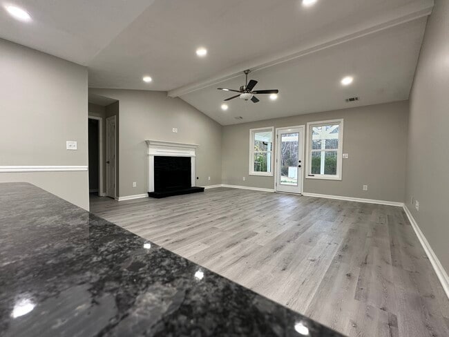 Building Photo - 306 Cattlemans Cir