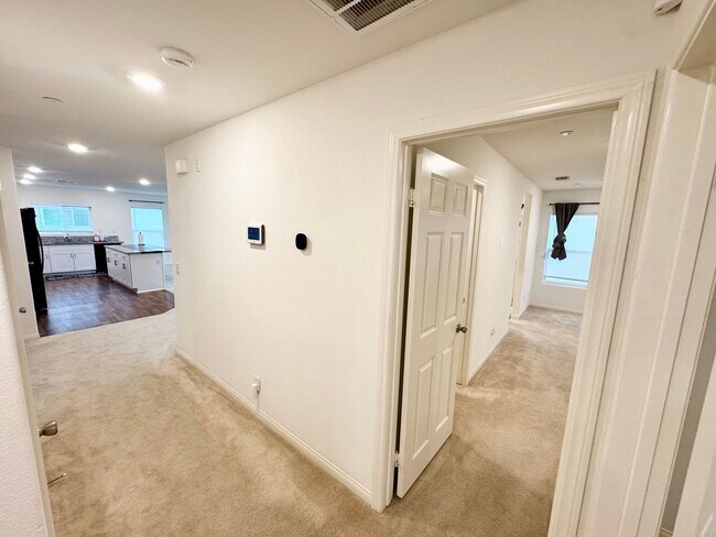 Building Photo - Beautiful 3 bedroom plus bonus room Home