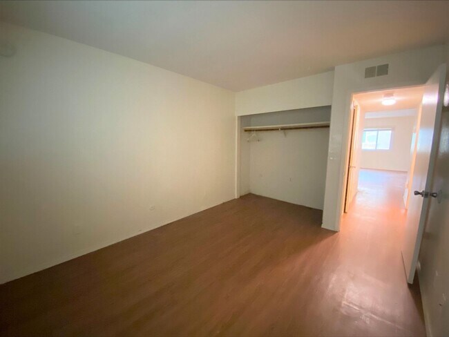 Building Photo - Awesome PL Location! Exclusive Garage! Balcony!