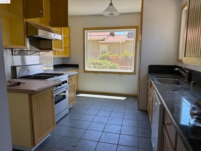 Building Photo - 561 McLeod St