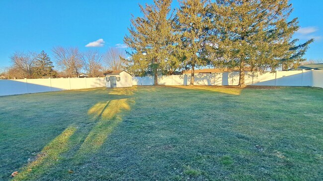 Building Photo - 3 Bed / 1-1/2 Bath Single Family Home w/2-car garage