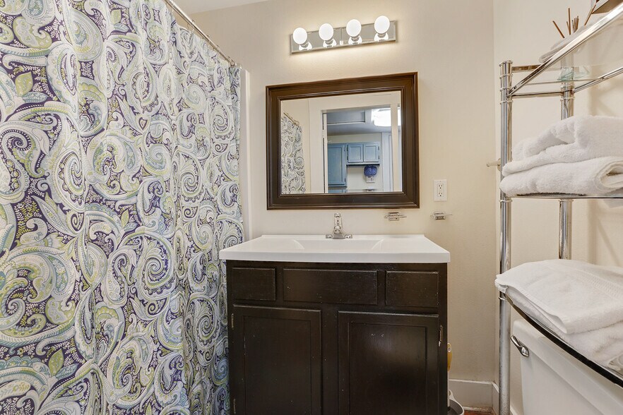 Full bath - 1108 General Pershing St