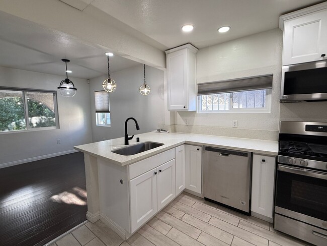 Building Photo - Amazing 3 Bedroom Home in Glassell Park / Eagle Rock