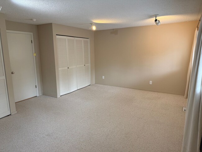 Building Photo - 3BED/3BATH Townhome in Wood Creek Communit...