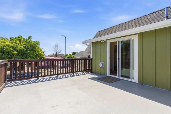Building Photo - Newly Remodeled 4-Bedroom Oakland Duplex with Gated Parking