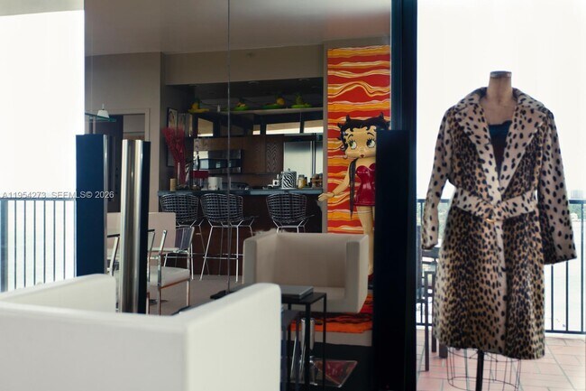 Building Photo - 1000 Venetian Way