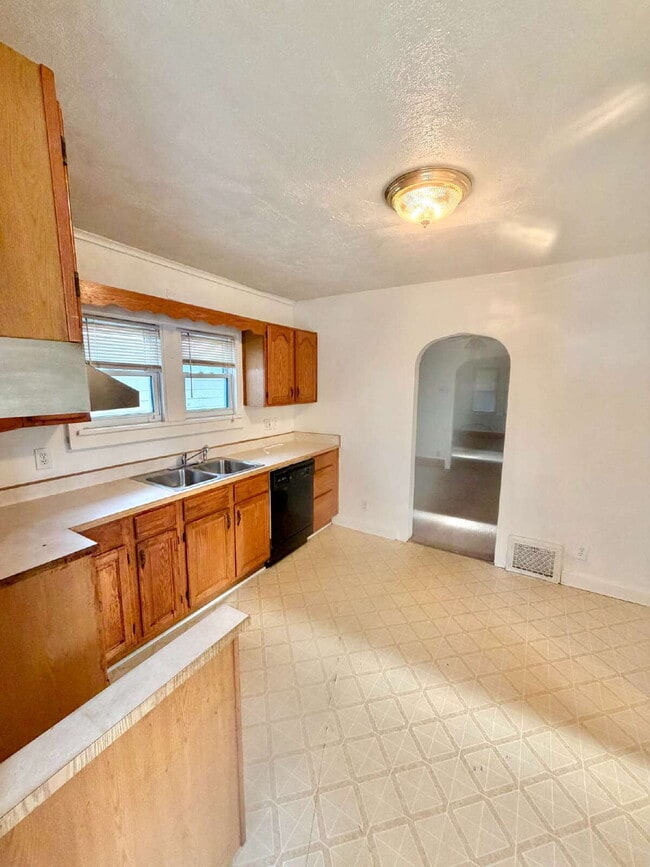 Building Photo - 3 Bedroom with a bonus room, 1 Bath Available!