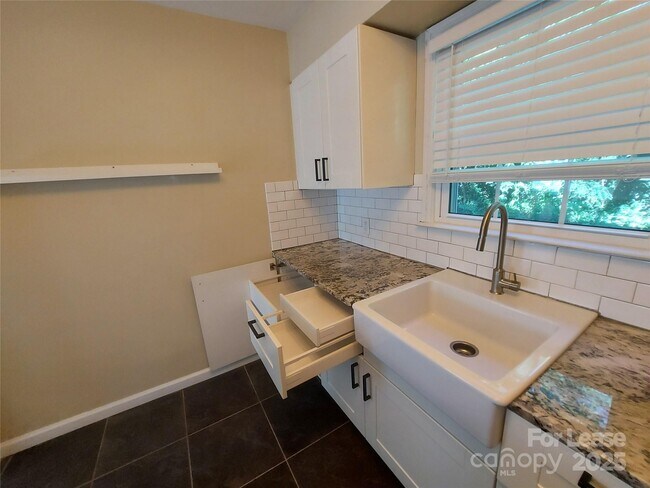 Building Photo - 557 Wakefield Dr