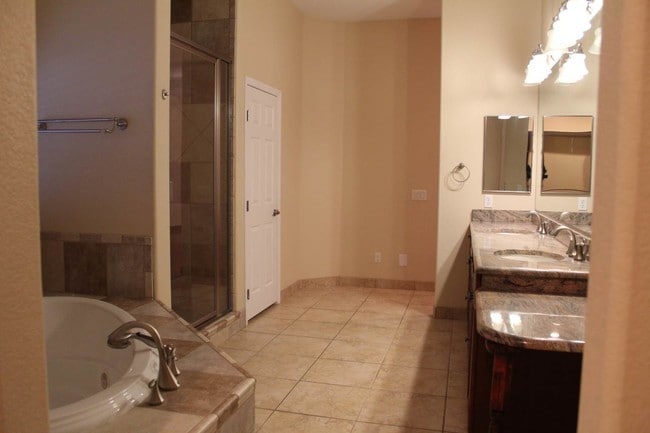 Building Photo - 5584 Hawley Ct