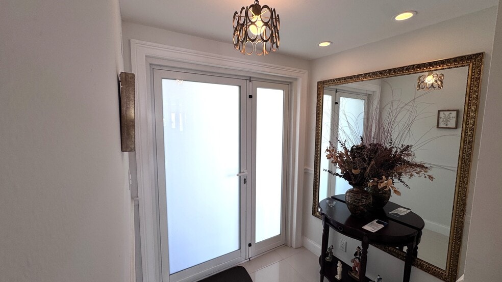 Building Photo - 328 N Ocean Blvd