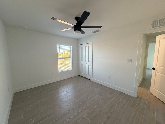 Building Photo - 1607 Ne-36 Ln