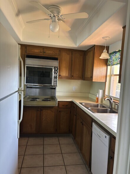 Building Photo - 5020 Brittany Dr S