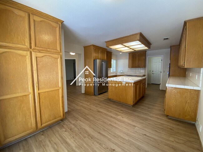 Building Photo - Spacious 3bd/2ba Auburn Home With Bonus Ro...