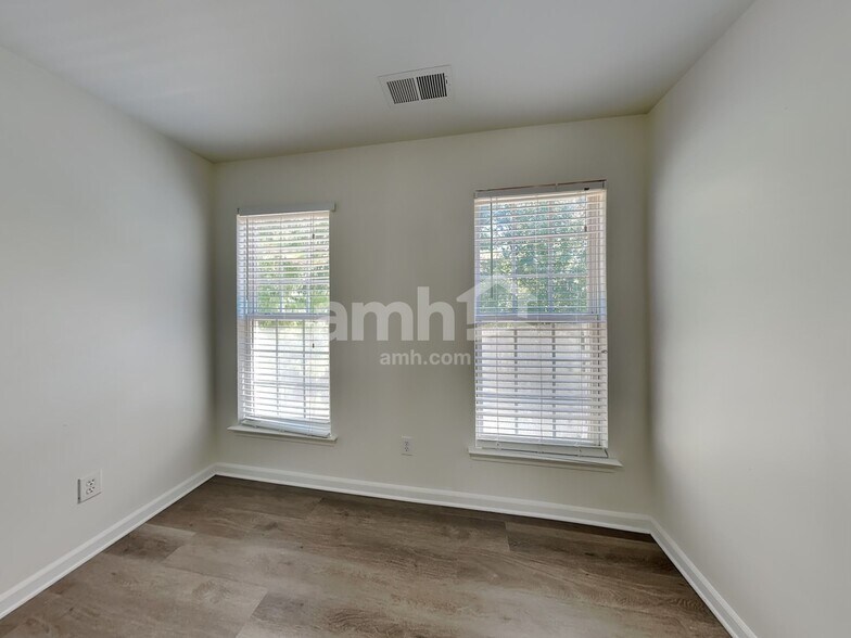 Building Photo - 1015 Farmingham Ln