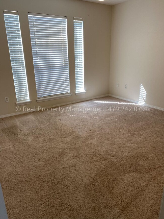 Building Photo - 6005 Sandy Parker Ct