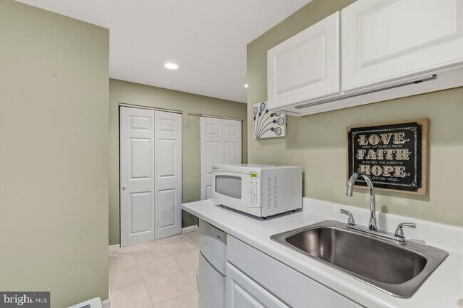 Building Photo - 8715 Shadowlake Way