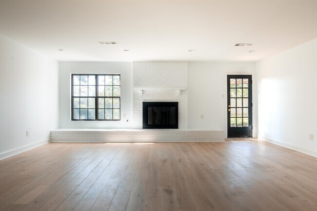 Building Photo - 5587 Ashley Square S
