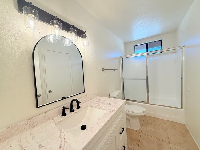 Building Photo - AVAILABLE NOW!!! 2 Bed 2 Bath Upstairs Apa...