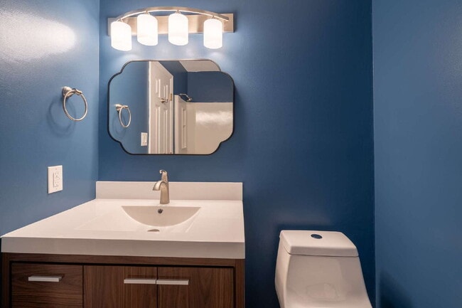 Building Photo - Two Bedroom Townhome in Raleigh's Heart!